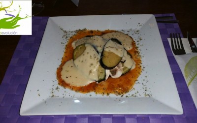 Timbal de lasaña y champiñones con salsa de queso de restaurante Bioevolución