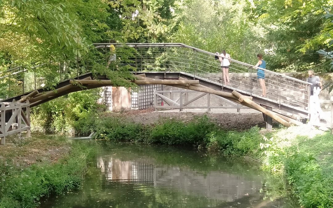 Fotografía de una reproducción a escala real del puente autoportante de madera de Leonardo da Vinci, ubicada en los jardines del Château du Clos Lucé en Amboise, Francia, donde el genio pasó sus últimos años