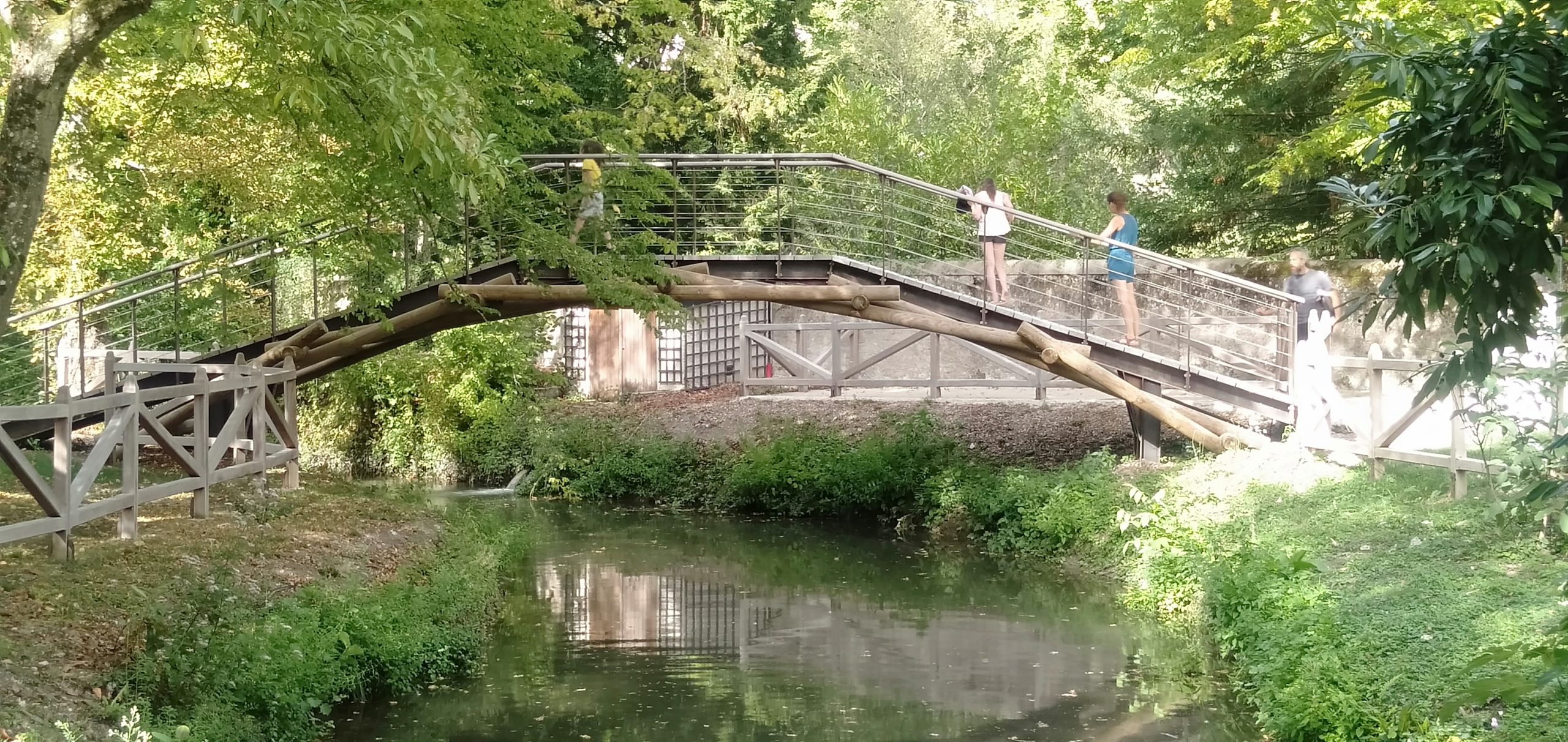 Fotografía de una reproducción a escala real del puente autoportante de madera de Leonardo da Vinci, ubicada en los jardines del Château du Clos Lucé en Amboise, Francia, donde el genio pasó sus últimos años