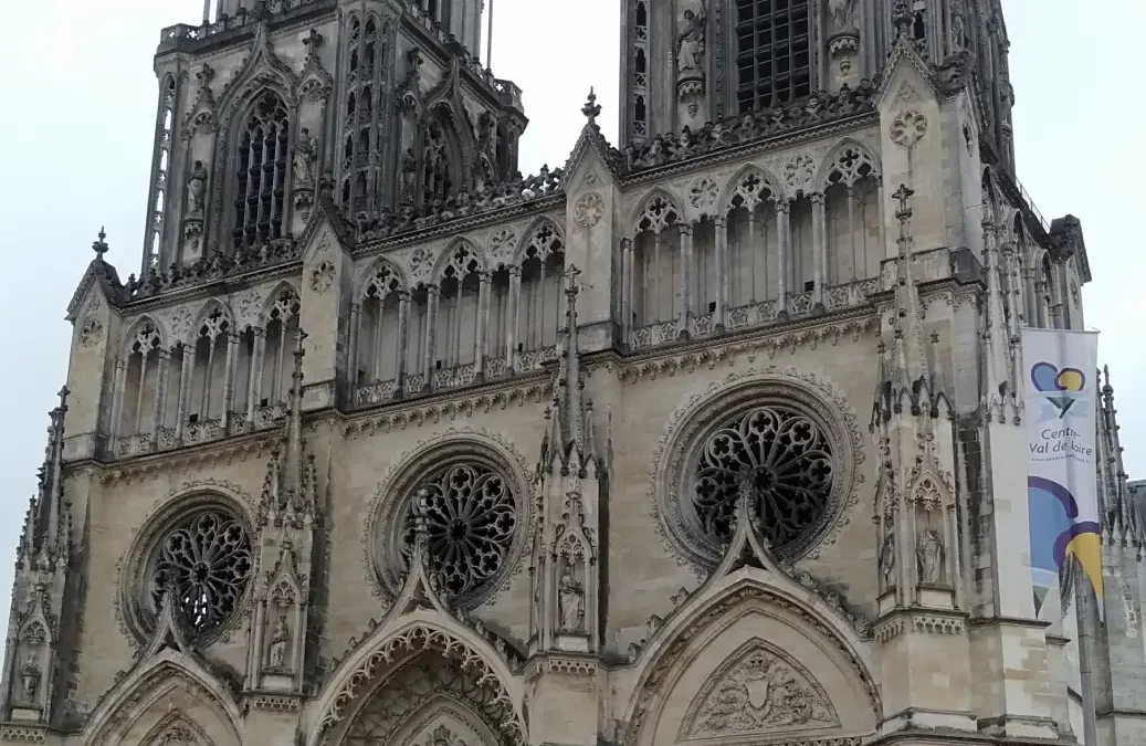 Façana gòtica de la Catedral de Santa Creu d'Orleans amb les seves dues característiques torres coronades.