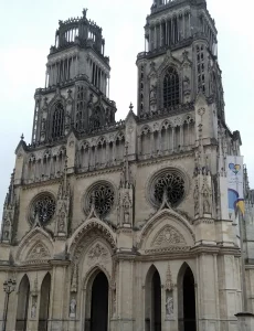 Façana gòtica de la Catedral de Santa Creu d'Orleans amb les seves dues característiques torres coronades.