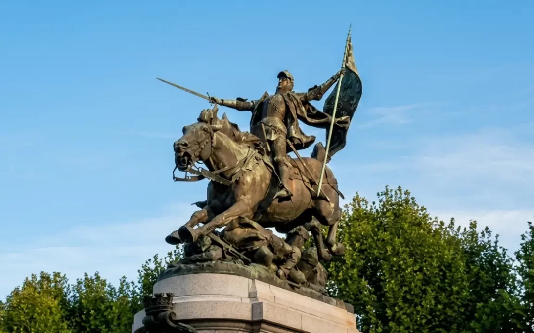 Estàtua eqüestre de Joana d'Arc amb l'espasa i l'estendard a la Place du Martroi d'Orleans.