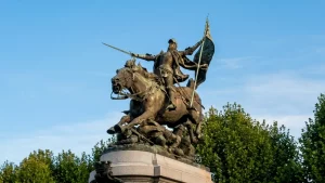 Estàtua eqüestre de Joana d'Arc amb l'espasa i l'estendard a la Place du Martroi d'Orleans.