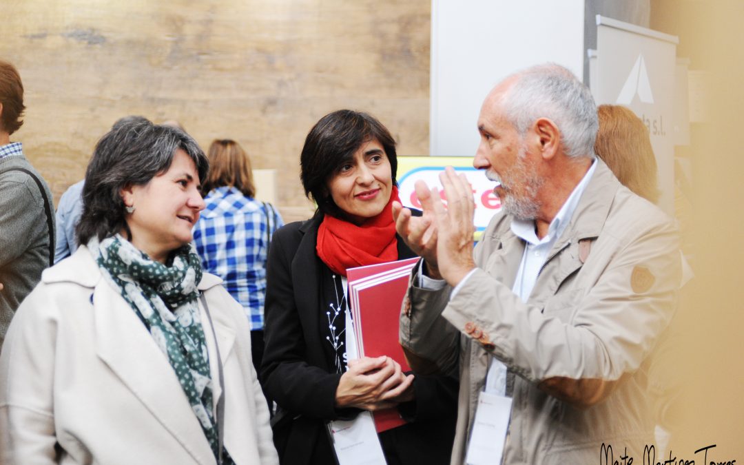 Salvador Ordóñez, coordinador general del Gremi Fusta i Moble, conversando con María Fernández Alonso, responsable comercial, y una congresista sobre construcción sostenible en madera durante el II Congrés Fira Fusta Constructiva a Vic. Foto de Maite Martínez Torres