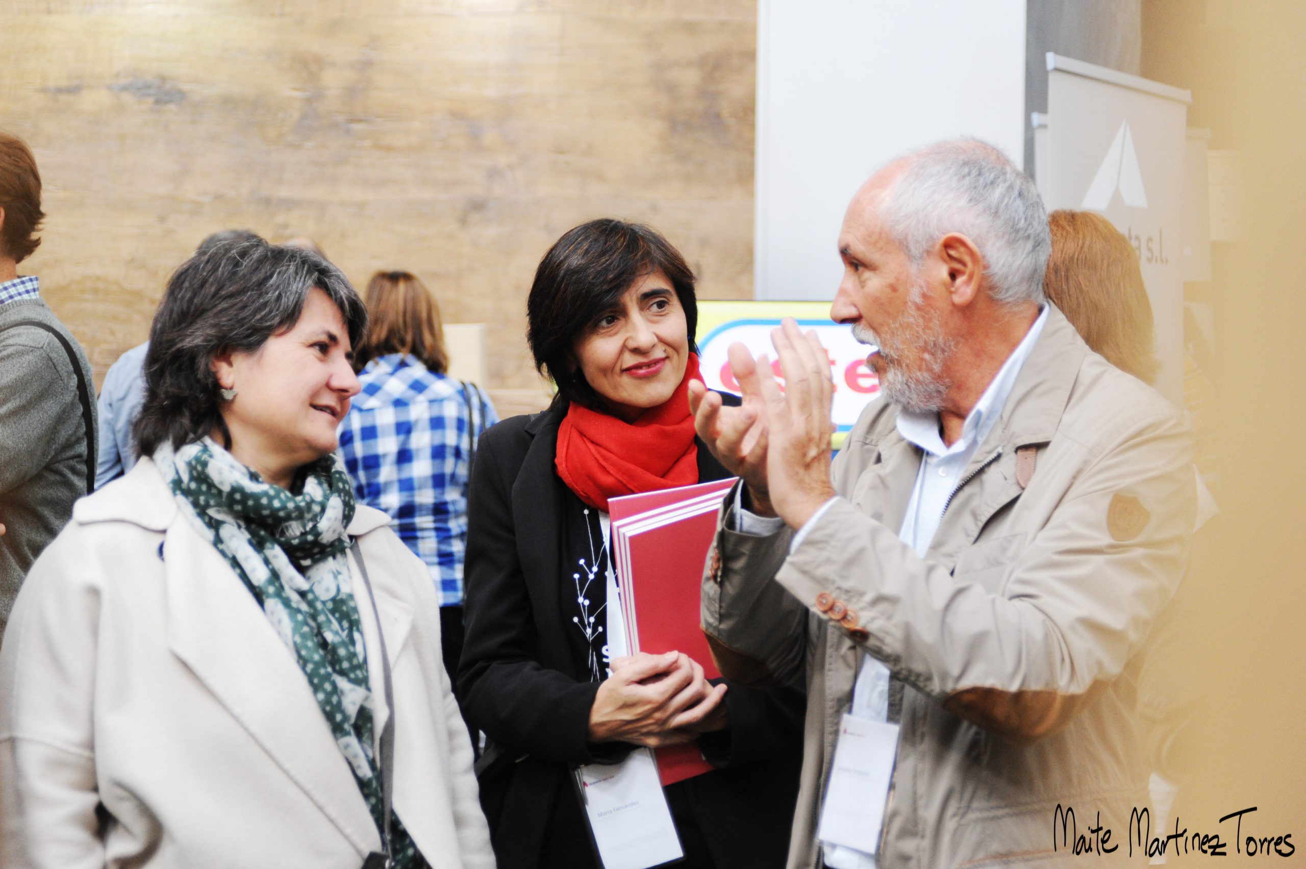 Salvador Ordóñez, coordinador general del Gremi Fusta i Moble, conversando con María Fernández Alonso, responsable comercial, y una congresista sobre construcción sostenible en madera durante el II Congrés Fira Fusta Constructiva a Vic. Foto de Maite Martínez Torres