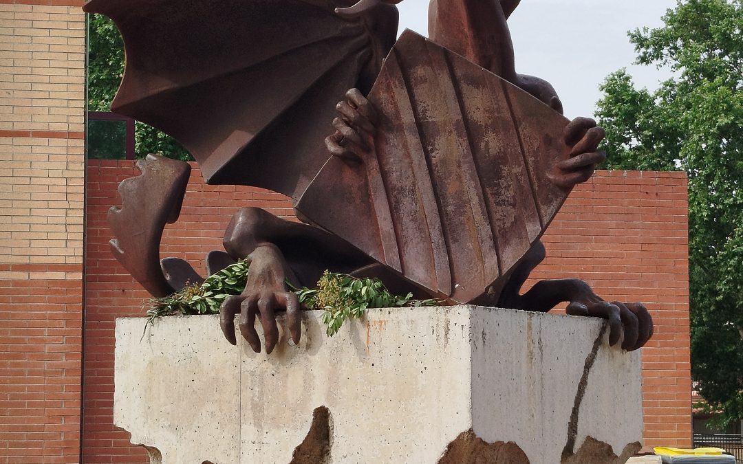 Escultura del drac de la llegenda de Sant Jordi, símbol de la diada del 23 d'abril a Catalunya