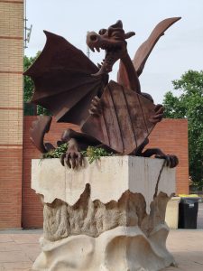 Escultura del drac de la llegenda de Sant Jordi, símbol de la diada del 23 d'abril a Catalunya