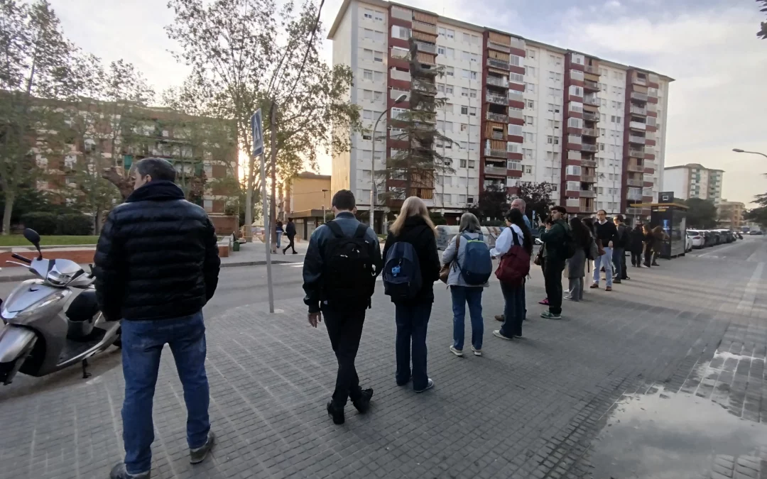 Passatgers esperant el transport públic a Cerdanyola en una parada saturada