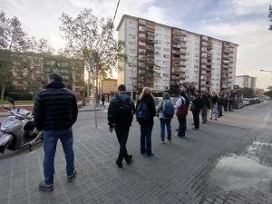 Passatgers esperant el transport públic a Cerdanyola en una parada saturada