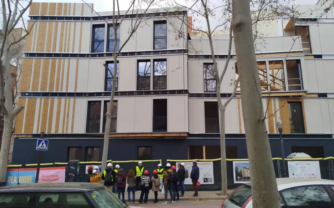Grup de professionals de l'arquitectura tècnica i de la construcció industrialitzada en fusta durant la visita d'obra a l'edifici WikiHousing a Barcelona.