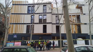 Grup de professionals de l'arquitectura tècnica i de la construcció industrialitzada en fusta durant la visita d'obra a l'edifici WikiHousing a Barcelona.