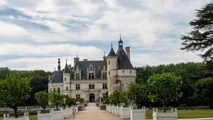 Façana principal del Castell de Chenonceau i la Torre Marques des dels jardins d'accés.