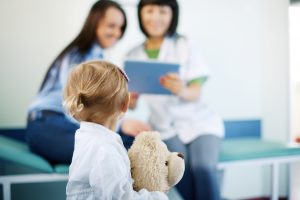 Imagen representativa de una evaluación clínica infantil utilizada para ilustrar un artículo sobre el diagnóstico temprano en la neurodiversidad, el diagnóstico diferencial entre TEA y TDAH y la importancia de la detección precoz.