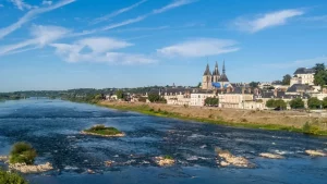 Panoràmica de la ciutat de Blois i el riu Loira des del pont Jacques-Gabriel, bressol de la monarquia francesa
