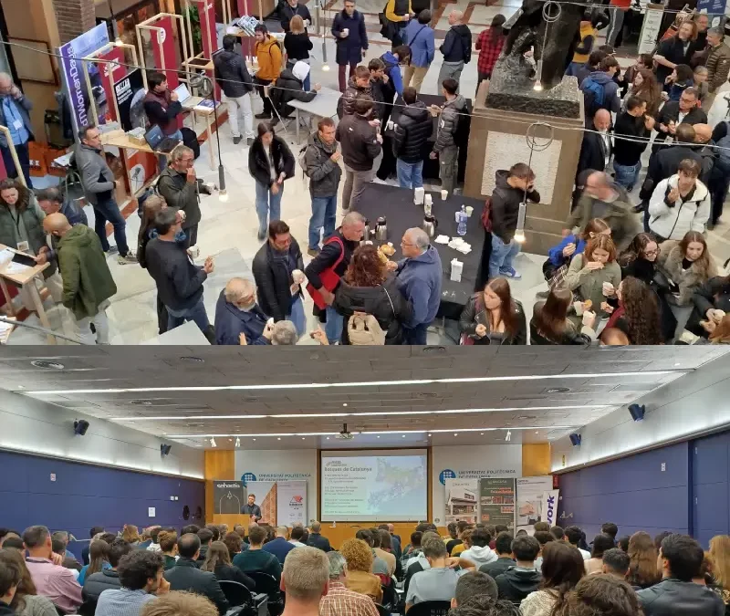 Asistentes en zona de exposición y conferencia en un congreso internacional